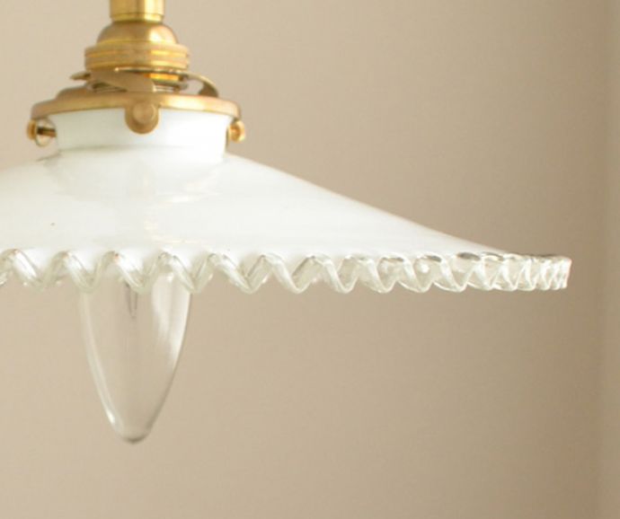 ペンダントライト　照明・ライティング　アンティーク照明、ミルクガラスシェードのペンダントライト（コード・シャンデリア電球・ギャラリーA付き）。厚めのミルクガラスがダイニングを優しく照らします。(m-1433-z)