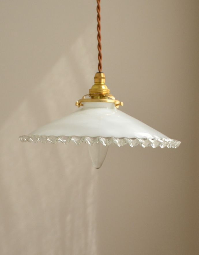 ペンダントライト　照明・ライティング　フレンチフリルのミルクガラス、アンティークペンダントライト（コード・シャンデリア電球・ギャラリーA付き）。アンティークのみ見ることの出来る輝きを、ぜひお家で楽しんで下さいね。(m-1434-z)