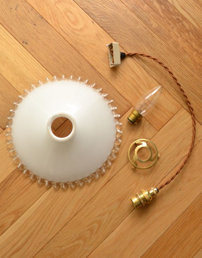 ペンダントライト　照明・ライティング　フレンチフリルのミルクガラス、アンティークペンダントライト（コード・シャンデリア電球・ギャラリーA付き）。ガラスシェード、コード、ギャラリー、電球1個を全てセットでお届けするので、届いてすぐに取り付けられます。(m-1434-z)