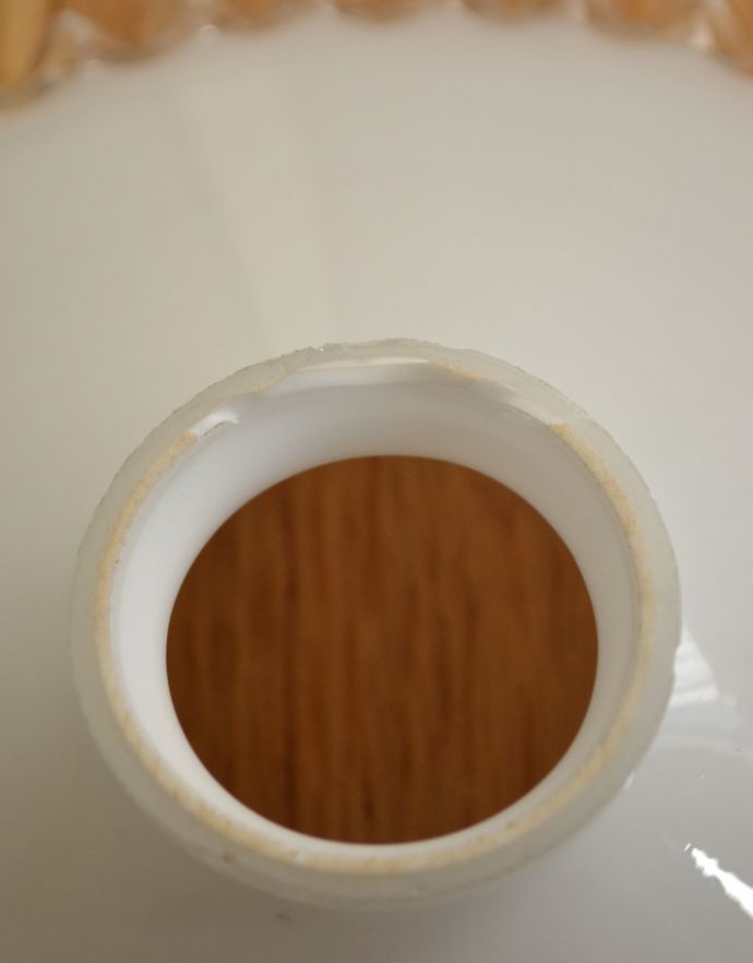 ペンダントライト　照明・ライティング　フレンチフリルのミルクガラス、アンティークペンダントライト（コード・シャンデリア電球・ギャラリーA付き）。シェードは、アンティークのため、誤差があったり、キズ、汚れが入っている場合もあります。(m-1434-z)