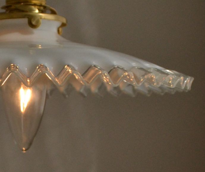 ペンダントライト　照明・ライティング　フレンチフリルのミルクガラス照明、アンティークペンダントライト（コード・シャンデリア電球・ギャラリーA付き）。シェードから漏れる光に癒されます。(m-1435-z)