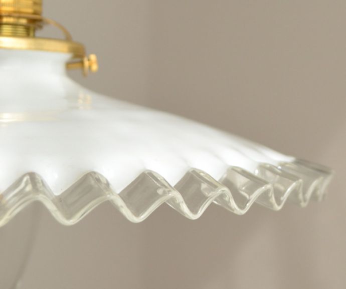 ペンダントライト　照明・ライティング　フレンチフリルのミルクガラス照明、アンティークペンダントライト（コード・シャンデリア電球・ギャラリーA付き）。ミルクガラスとクリアガラスの２トーンが楽しめます。(m-1435-z)