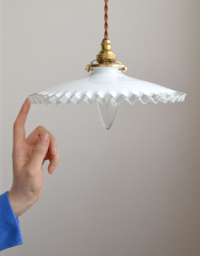 ペンダントライト　照明・ライティング　フレンチフリルのミルクガラス照明、アンティークペンダントライト（コード・シャンデリア電球・ギャラリーA付き）。アンティークのガラスは、光を通すとなんとも言えないステキな雰囲気でお部屋を照らしてくれます。(m-1435-z)