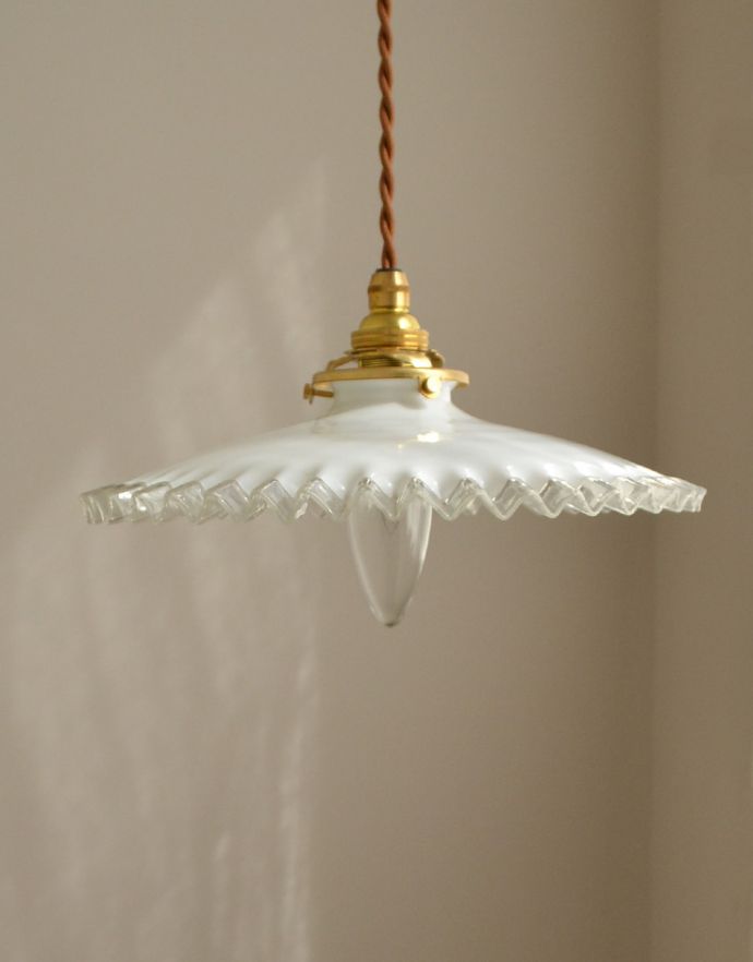 ペンダントライト　照明・ライティング　フレンチフリルのミルクガラス照明、アンティークペンダントライト（コード・シャンデリア電球・ギャラリーA付き）。【 シェードのサイズ 】直径25×高さ6cmコードは50、80cm以外にも、ご希望の長さで加工してお届けします。(m-1435-z)