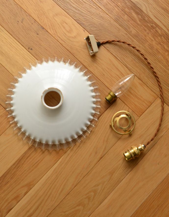 ペンダントライト　照明・ライティング　フレンチフリルのミルクガラス照明、アンティークペンダントライト（コード・シャンデリア電球・ギャラリーA付き）。ガラスシェード、コード、ギャラリー、電球1個を全てセットでお届けするので、届いてすぐに取り付けられます。(m-1435-z)