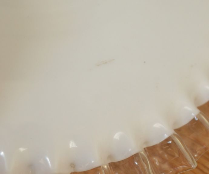 ペンダントライト　照明・ライティング　フレンチフリルのミルクガラス照明、アンティークペンダントライト（コード・シャンデリア電球・ギャラリーA付き）。（シェードは、アンティークのため、誤差があったり、キズ、汚れが入っている場合もあります。(m-1435-z)