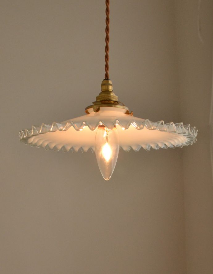 ペンダントライト 照明・ライティング ミルクガラス照明、フリルが可愛いアンティークペンダントライト(コード・シャンデリア電球・ギャラリーA付き)。縁どりのフリルはクリアになっています。(m-1436-z)