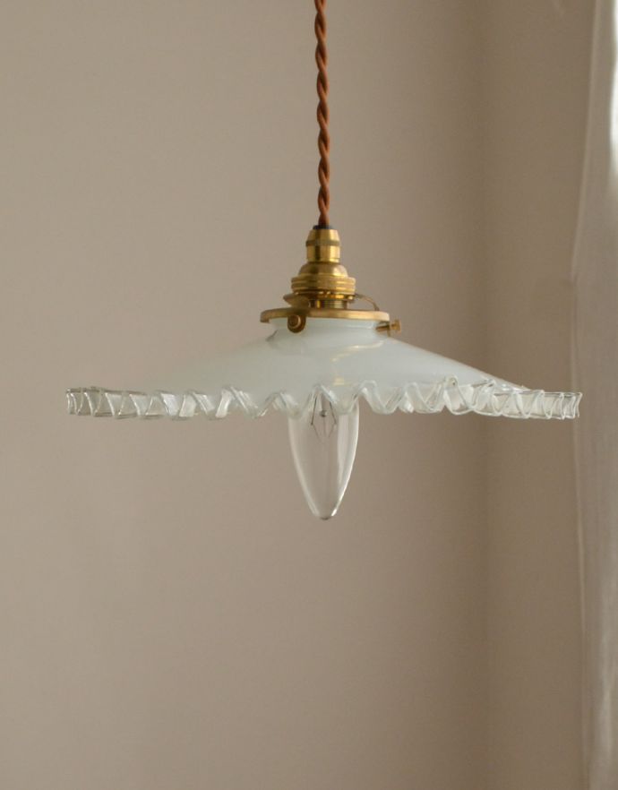 ペンダントライト 照明・ライティング ミルクガラス照明、フリルが可愛いアンティークペンダントライト(コード・シャンデリア電球・ギャラリーA付き)。アンティークのみ見ることの出来る輝きを、ぜひお家で楽しんで下さいね。(m-1436-z)