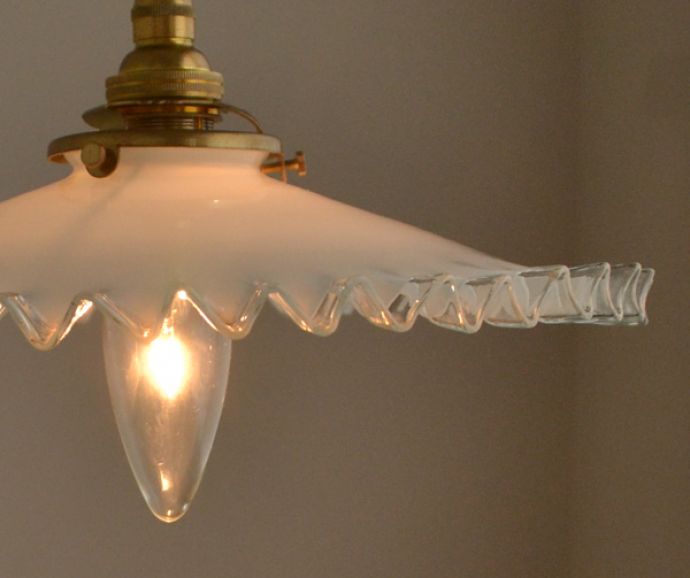 ペンダントライト 照明・ライティング ミルクガラス照明、フリルが可愛いアンティークペンダントライト(コード・シャンデリア電球・ギャラリーA付き)。シェードから漏れる光に癒されます。(m-1436-z)