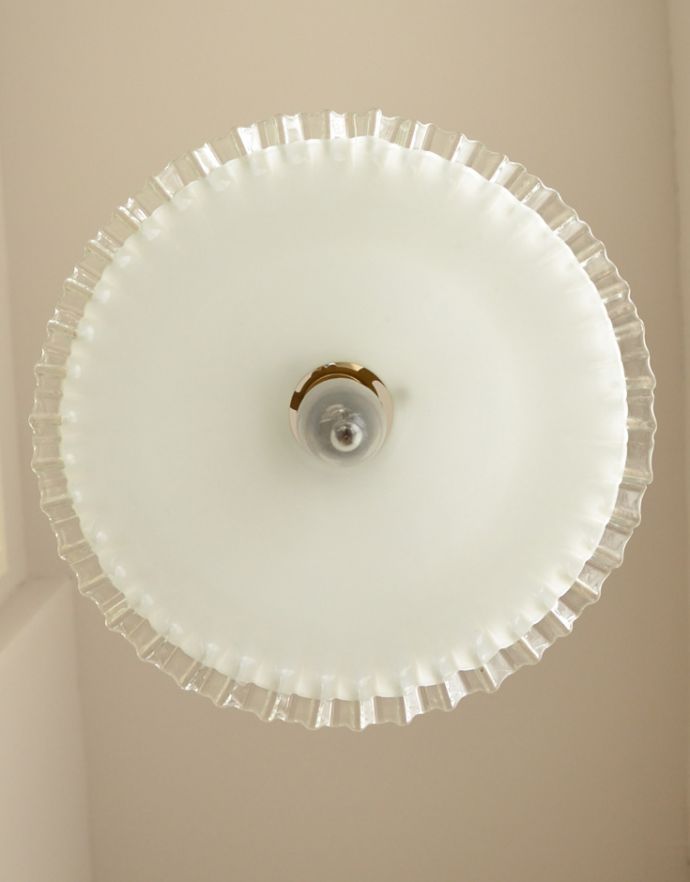 ペンダントライト 照明・ライティング ミルクガラス照明、フリルが可愛いアンティークペンダントライト(コード・シャンデリア電球・ギャラリーA付き)。下から見るとこんな感じです。(m-1436-z)