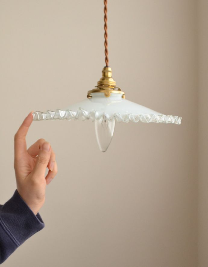 ペンダントライト 照明・ライティング ミルクガラス照明、フリルが可愛いアンティークペンダントライト(コード・シャンデリア電球・ギャラリーA付き)。アンティークのガラスは、光を通すとなんとも言えないステキな雰囲気でお部屋を照らしてくれます。(m-1436-z)