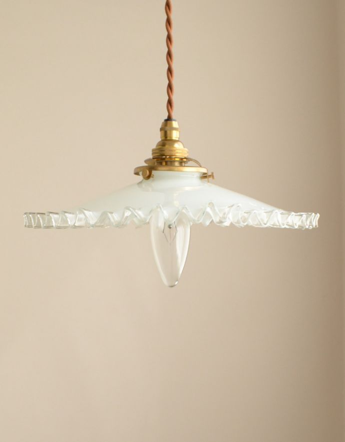 ペンダントライト 照明・ライティング ミルクガラス照明、フリルが可愛いアンティークペンダントライト(コード・シャンデリア電球・ギャラリーA付き)。【 シェードのサイズ 】直径25×高さ5cmコードは50、80cm以外にも、ご希望の長さで加工してお届けします。(m-1436-z)