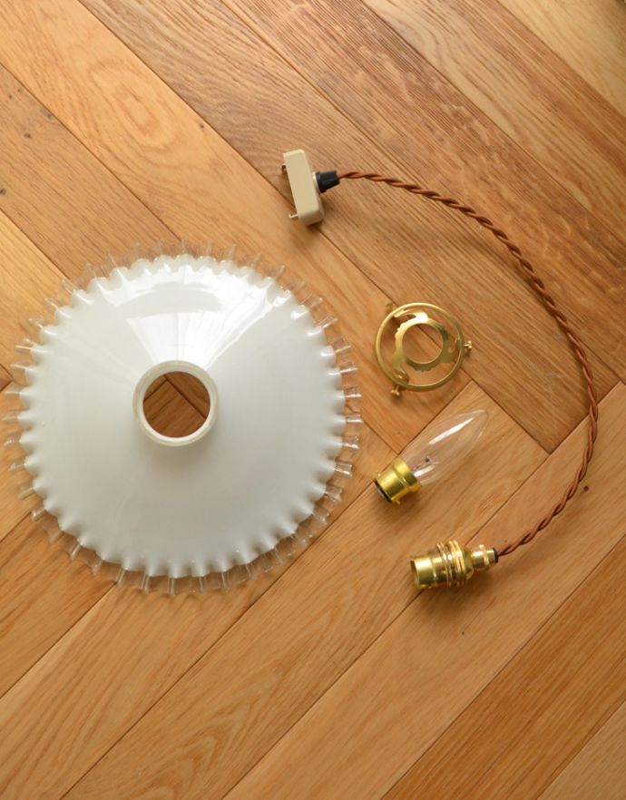 ペンダントライト 照明・ライティング ミルクガラス照明、フリルが可愛いアンティークペンダントライト(コード・シャンデリア電球・ギャラリーA付き)。ガラスシェード、コード、ギャラリー、電球1個を全てセットでお届けするので、届いてすぐに取り付けられます。(m-1436-z)