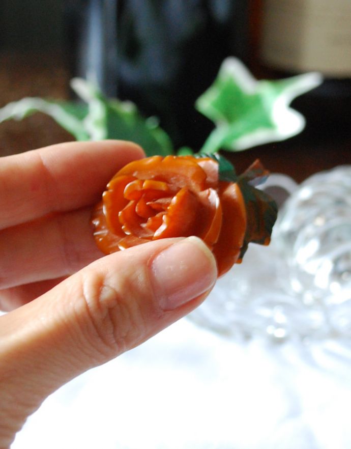 アンティーク その他の雑貨　アンティーク雑貨　イギリスで見つけたアンティークアクセサリー、赤い薔薇のブローチ。ブラウスやバック、帽子につけてもカワイイですね。(m-1437-z)