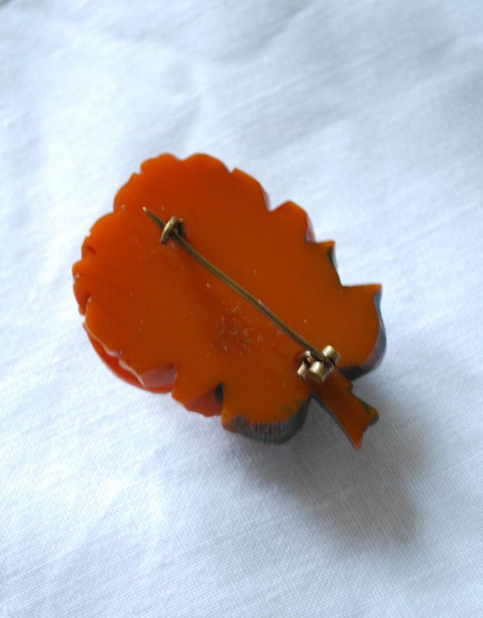 アンティーク その他の雑貨　アンティーク雑貨　イギリスで見つけたアンティークアクセサリー、赤い薔薇のブローチ。裏はこんな感じです。(m-1437-z)