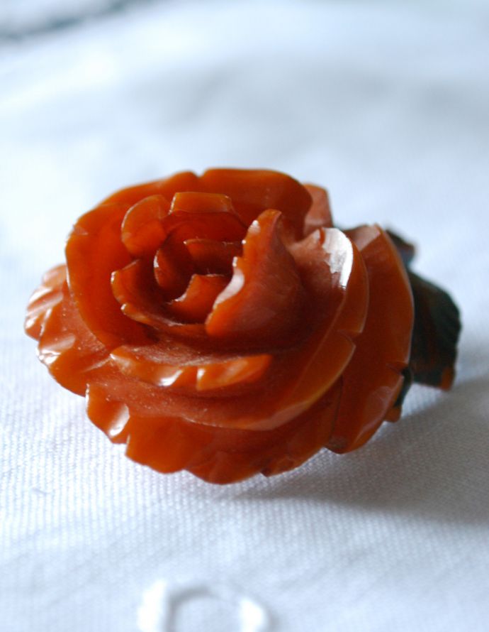 アンティーク その他の雑貨　アンティーク雑貨　イギリスで見つけたアンティークアクセサリー、赤い薔薇のブローチ。アンティークのため、多少の欠け・傷がある場合がありますが、使用上問題はありませんので、ご了承下さい。(m-1437-z)