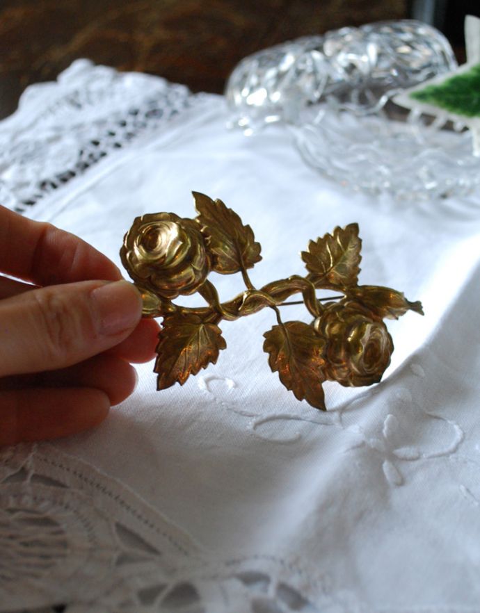 アンティークアクセサリー アンティーク雑貨 イギリスで見つけたアンティークバラブローチ(ゴールド)。飾っておくのも可愛いデザインです。(m-1439-z)