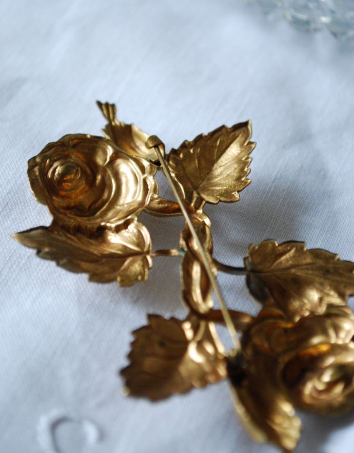 アンティークアクセサリー アンティーク雑貨 イギリスで見つけたアンティークバラブローチ(ゴールド)。裏はこんな感じです。(m-1439-z)