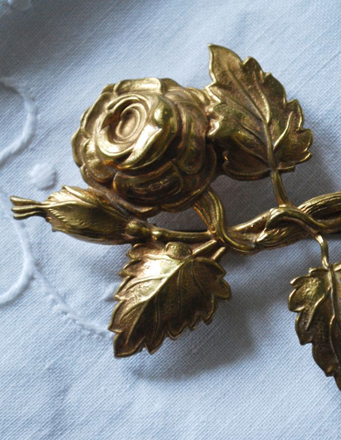 アンティークアクセサリー アンティーク雑貨 イギリスで見つけたアンティークバラブローチ(ゴールド)。アンティークゴールドの大人の輝きが素敵なアンティークブローチ! 【 サイズ 】縦5.2×横9×厚み1(ピンも含む)cm。(m-1439-z)