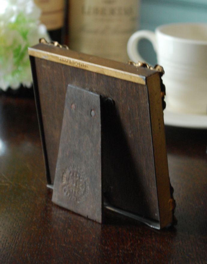 木の雑貨　アンティーク雑貨　イギリスで見つけたARCO社製のアンティークフォトフレーム（写真立て）。アンティークのため、多少の欠け・傷がある場合がありますが、使用上問題はありませんので、ご了承下さい。(m-1446-z)