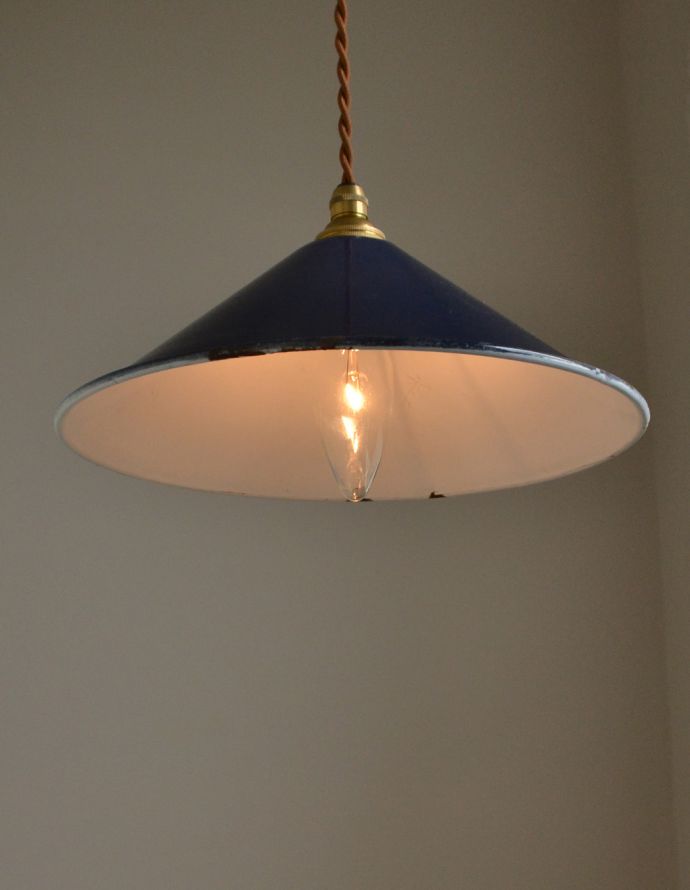 ペンダントライト 照明・ライティング 北欧テイストのヴィンテージ照明、ホーロー製のペンダントライト(ブルー)(コード・シャンデリア電球付き・ギャラリーなし)。電気をつけるとこんな感じ。(m-1449-z)