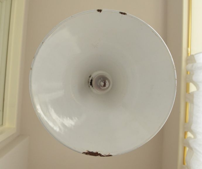 ペンダントライト 照明・ライティング 北欧テイストのヴィンテージ照明、ホーロー製のペンダントライト(ブルー)(コード・シャンデリア電球付き・ギャラリーなし)。内側はホワイトカラーです。(m-1449-z)