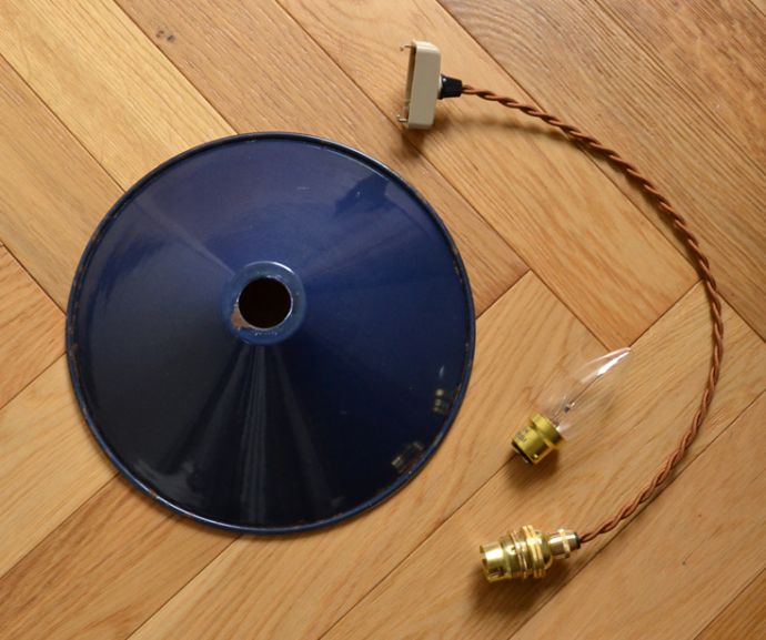 ペンダントライト 照明・ライティング 北欧テイストのヴィンテージ照明、ホーロー製のペンダントライト(ブルー)(コード・シャンデリア電球付き・ギャラリーなし)。ガラスシェード、コード、電球1個を全てセットでお届けするので、届いてすぐに取り付けられます。(m-1449-z)