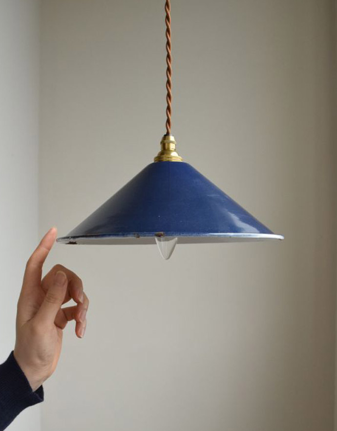 ペンダントライト　照明・ライティング　北欧テイストのヴィンテージ照明、ホーロー製のペンダントライト（ブルー）（コード・シャンデリア電球付き・ギャラリーなし）。アンティーク独特の持つ温かい雰囲気を楽しんでください。(m-1449-z)