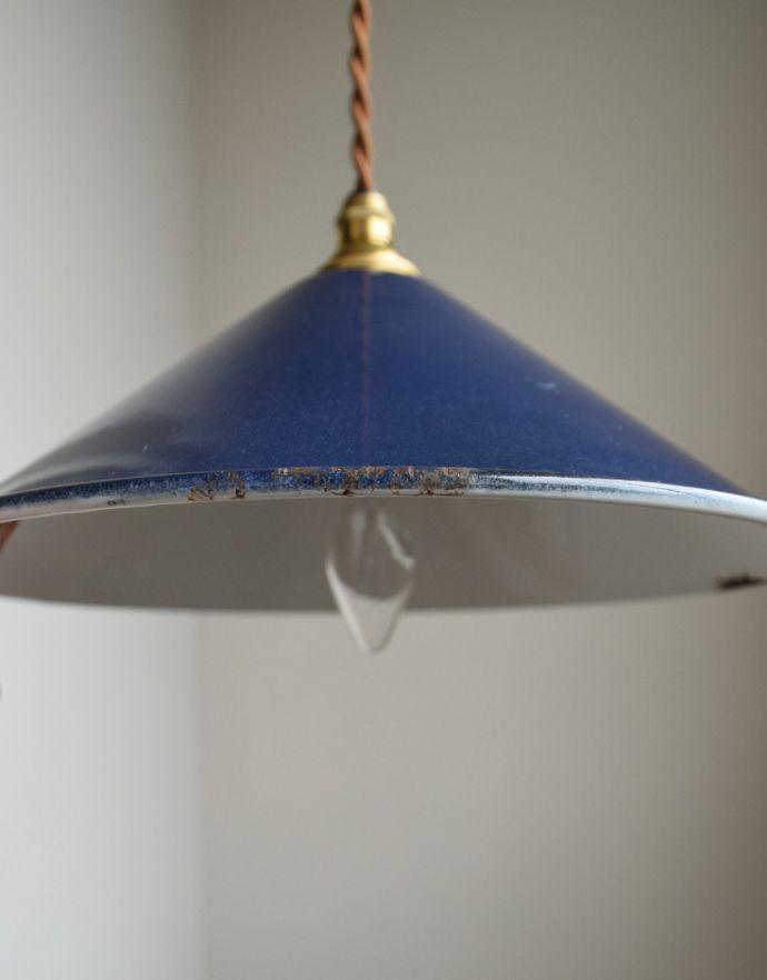 ペンダントライト 照明・ライティング 北欧テイストのヴィンテージ照明、ホーロー製のペンダントライト(ブルー)(コード・シャンデリア電球付き・ギャラリーなし)。アンティークは新品ではないので、経年変化によるキズはありますが、専門の職人によって目立たないようにキレイにお直しをしています。(m-1449-z)