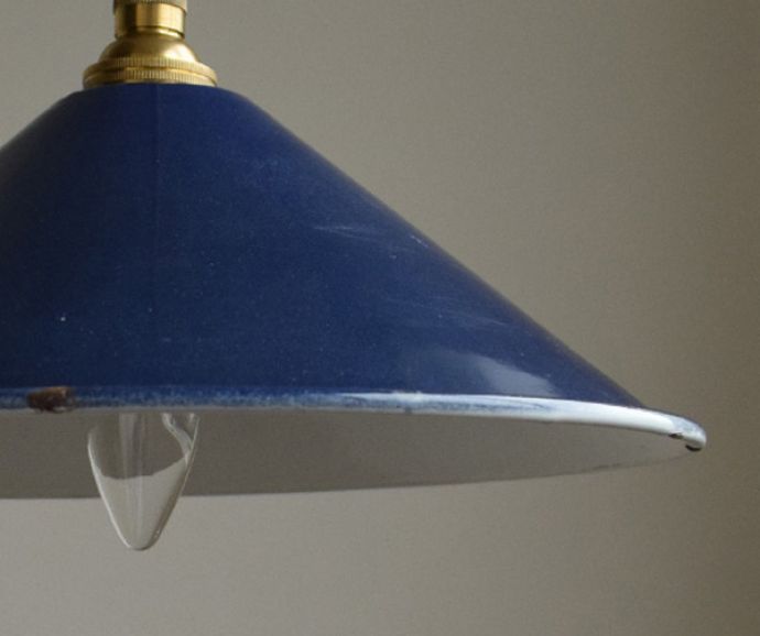 ペンダントライト 照明・ライティング 北欧テイストのヴィンテージ照明、ホーロー製のペンダントライト(ブルー)(コード・シャンデリア電球付き・ギャラリーなし)。シェードは、アンティークのため、色むらがあったり、キズ、汚れが入っている場合もあります。(m-1449-z)