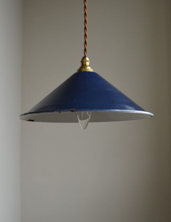 ペンダントライト 照明・ライティング 北欧テイストのヴィンテージ照明、ホーロー製のペンダントライト(ブルー)(コード・シャンデリア電球付き・ギャラリーなし)。【 シェードのサイズ 】直径25×高さ9cmコードは50、80cm以外にも、ご希望の長さで加工してお届けします。(m-1449-z)