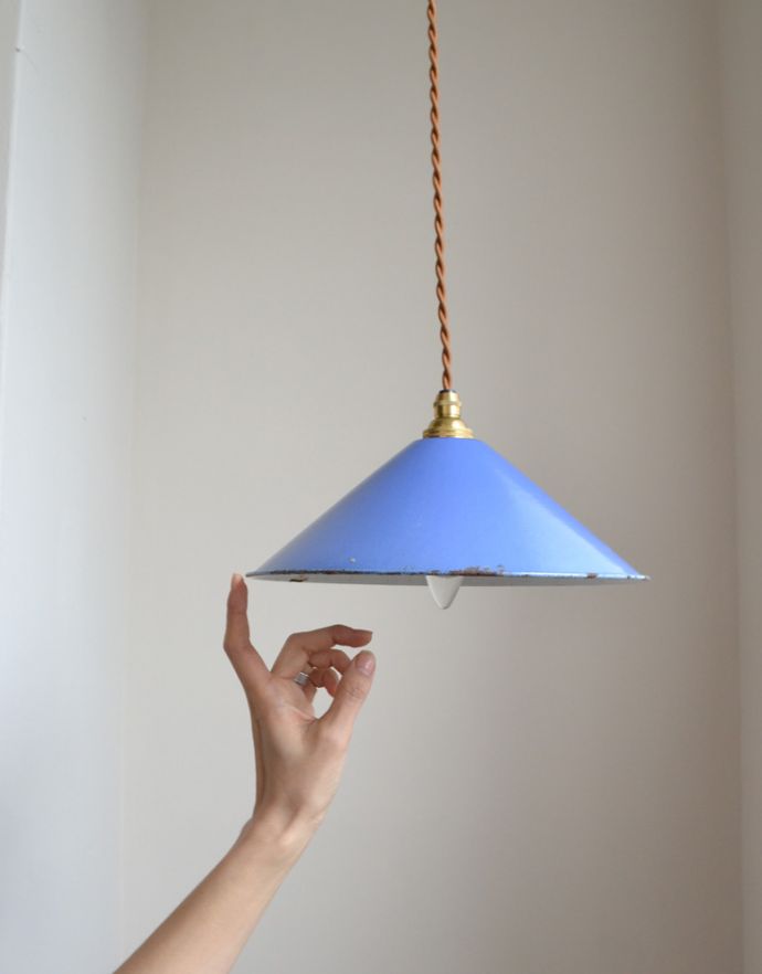 ペンダントライト　照明・ライティング　北欧テイストのホーロー製ヴィンテージペンダントライト（ブルー）（コード・シャンデリア電球付き・ギャラリーなし）。アンティーク独特の持つ温かい雰囲気を楽しんでください。(m-1450-z)