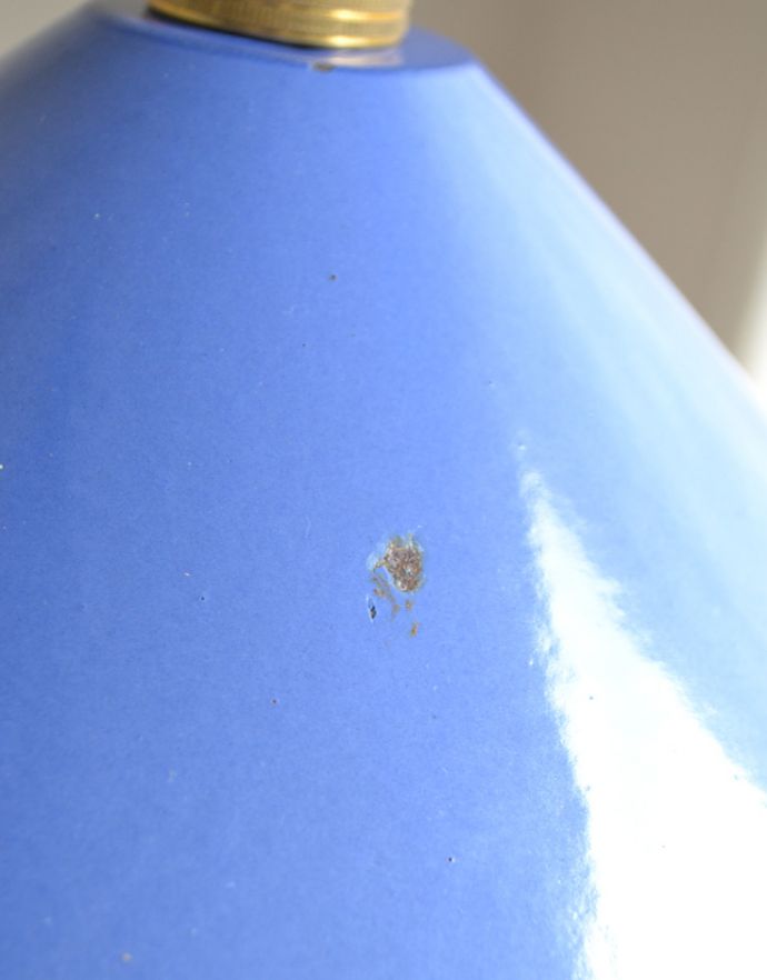 ペンダントライト　照明・ライティング　北欧テイストのホーロー製ヴィンテージペンダントライト（ブルー）（コード・シャンデリア電球付き・ギャラリーなし）。アンティークは新品ではないので、経年変化によるキズはありますが、専門の職人によって目立たないようにキレイにお直しをしています。(m-1450-z)