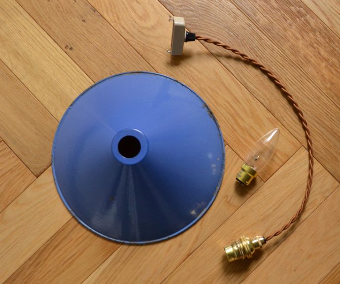 ペンダントライト　照明・ライティング　北欧テイストのホーロー製ヴィンテージペンダントライト（ブルー）（コード・シャンデリア電球付き・ギャラリーなし）。ガラスシェード、コード、電球1個を全てセットでお届けするので、届いてすぐに取り付けられます。(m-1450-z)