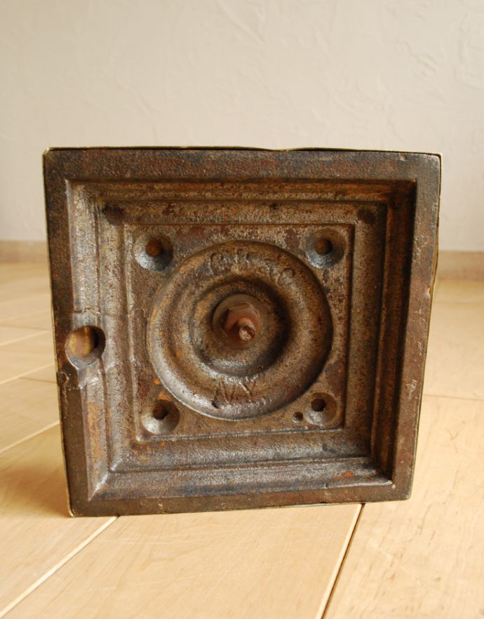 シルバーのテーブルウェア　アンティーク雑貨　英国アンティーク雑貨、真鍮製のスタンド付きの灰皿（アッシュトレイ）。裏はこんな感じです。(m-1451-z)