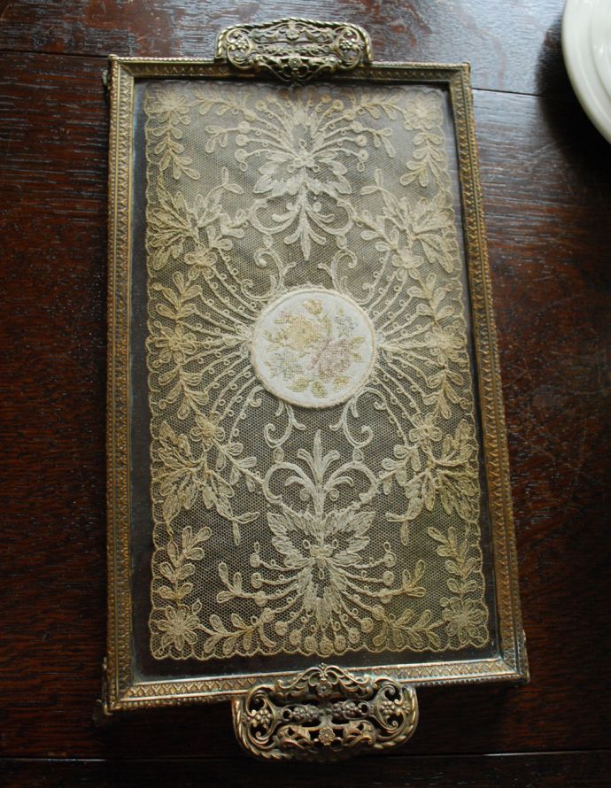 シルバーのテーブルウェア　アンティーク雑貨　フランスアンティーク雑貨、贅沢な美しさ・・・プチポワンドレッシングトレイ。香水ボトルや、ミラー、アクセサリーを乗せても素敵ですね。(m-1452-z)