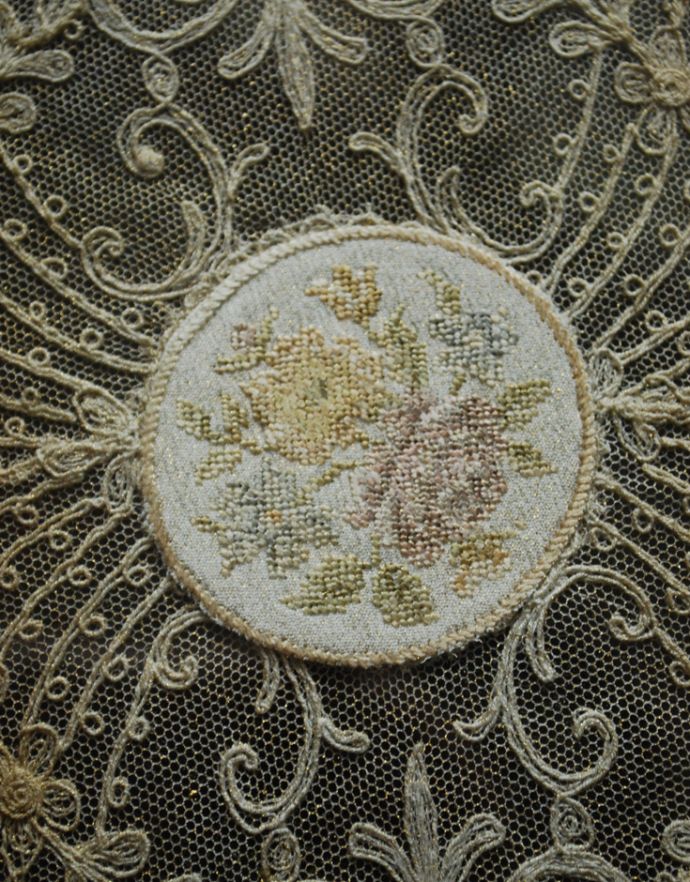 シルバーのテーブルウェア　アンティーク雑貨　フランスアンティーク雑貨、贅沢な美しさ・・・プチポワンドレッシングトレイ。中央にはとっても美しいプチポワンです。(m-1452-z)