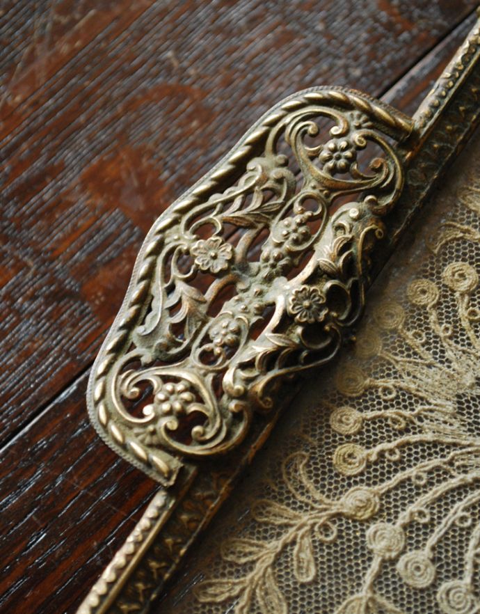 シルバーのテーブルウェア　アンティーク雑貨　フランスアンティーク雑貨、贅沢な美しさ・・・プチポワンドレッシングトレイ。持ち手はとっても美しい装飾が施されています。(m-1452-z)