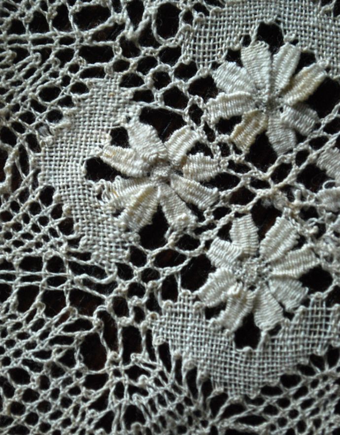 ミルクピッチャー　アンティーク雑貨　可憐なフランスアンティーク　ドイリーレースマット。アンティークのため、多少の汚れやシミがある場合がありますが、使用上問題はありませんので、ご了承下さい。(m-1457-z)