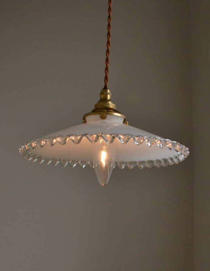 ペンダントライト　照明・ライティング　フランス輸入のフレンチフリルシェード、アンティークペンダントライト（コード・シャンデリア電球・ギャラリーA付き）。縁どりのフリルはクリアになっています。(m-1458-z)