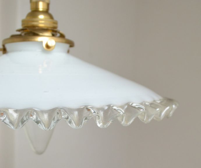 ペンダントライト　照明・ライティング　フランス輸入のフレンチフリルシェード、アンティークペンダントライト（コード・シャンデリア電球・ギャラリーA付き）。厚めのミルクガラスがダイニングを優しく照らします。(m-1458-z)