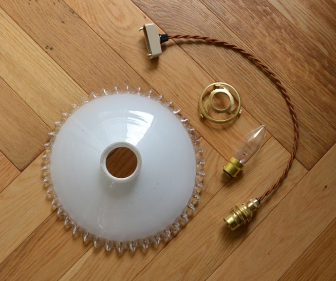 ペンダントライト　照明・ライティング　フランス輸入のフレンチフリルシェード、アンティークペンダントライト（コード・シャンデリア電球・ギャラリーA付き）。ガラスシェード、コード、ギャラリー、電球1個を全てセットでお届けするので、届いてすぐに取り付けられます。(m-1458-z)