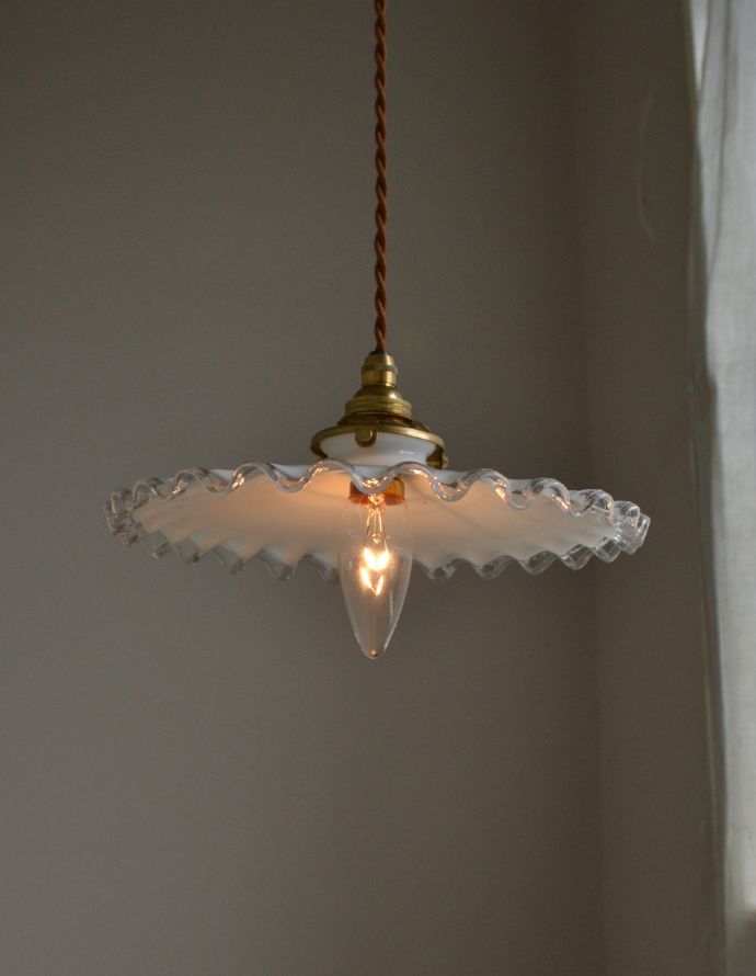 ペンダントライト　照明・ライティング　フリルが大きくて可愛いフレンチフリルシェード、アンティークペンダントライト（コード・シャンデリア電球・ギャラリーA付き）。縁どりのフリルはクリアになっています。(m-1459-z)