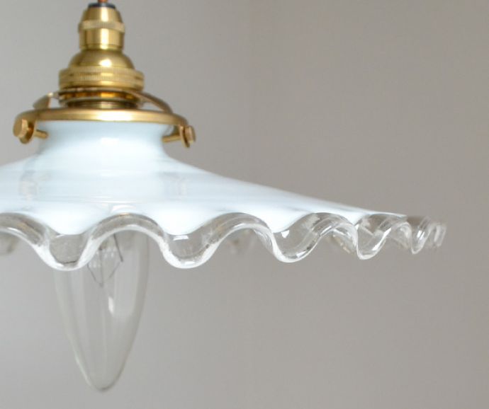 ペンダントライト　照明・ライティング　フリルが大きくて可愛いフレンチフリルシェード、アンティークペンダントライト（コード・シャンデリア電球・ギャラリーA付き）。厚めのミルクガラスがダイニングを優しく照らします。(m-1459-z)