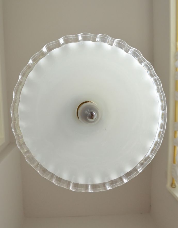 ペンダントライト　照明・ライティング　フリルが大きくて可愛いフレンチフリルシェード、アンティークペンダントライト（コード・シャンデリア電球・ギャラリーA付き）。アンティークのミルクガラスは、光を通すとなんとも言えないステキな雰囲気でお部屋を照らしてくれます。(m-1459-z)