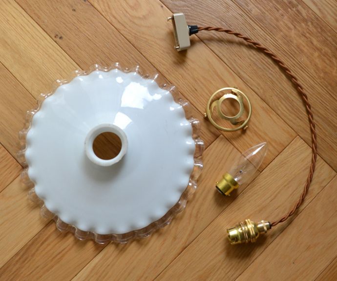 ペンダントライト　照明・ライティング　フリルが大きくて可愛いフレンチフリルシェード、アンティークペンダントライト（コード・シャンデリア電球・ギャラリーA付き）。ガラスシェード、コード、ギャラリー、電球1個を全てセットでお届けするので、届いてすぐに取り付けられます。(m-1459-z)