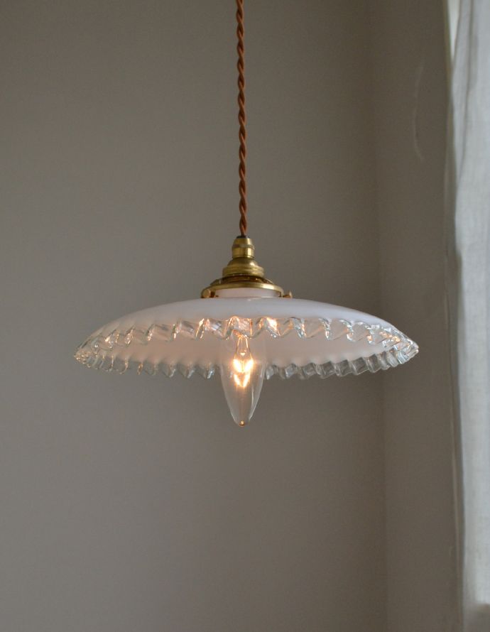 ペンダントライト　照明・ライティング　ふんわりしたシルエットが可愛いフレンチフリルシェード、アンティークペンダントライト（コード・シャンデリア電球・ギャラリーA付き）。縁どりのフリルはクリアになっています。(m-1460-z)