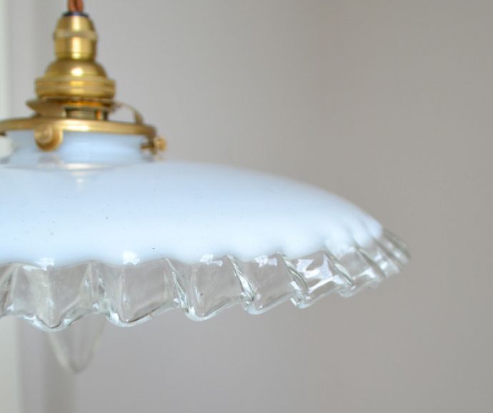 ペンダントライト　照明・ライティング　ふんわりしたシルエットが可愛いフレンチフリルシェード、アンティークペンダントライト（コード・シャンデリア電球・ギャラリーA付き）。厚めのミルクガラスがダイニングを優しく照らします。(m-1460-z)