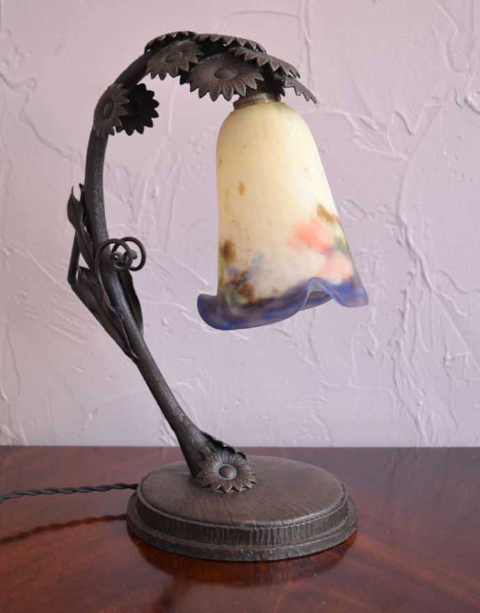 スタンドライト　照明・ライティング　フランスから届いたミューラーテーブルランプ、アールヌーヴォー。アンティークのため、ガラスには写真に映らない多少の欠け・傷がある場合がありますが、使用上問題はありませんので、ご了承下さい。(m-1462-z)