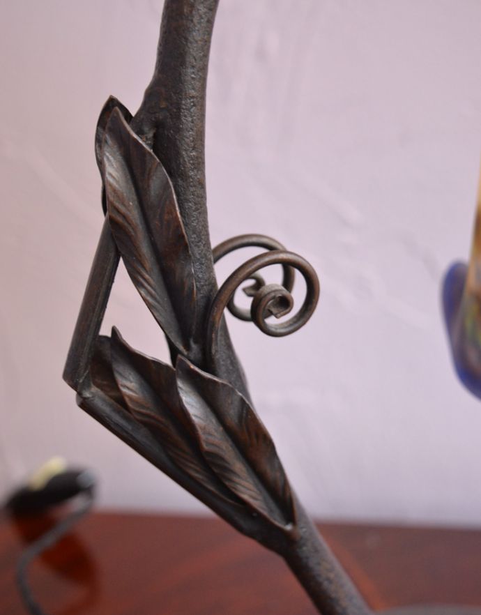 スタンドライト　照明・ライティング　フランスから届いたミューラーテーブルランプ、アールヌーヴォー。スタンドにも繊細で美しい装飾が付いています。(m-1462-z)